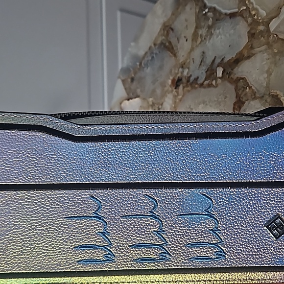 Marc Jacobs Beauty Collection with Iridescent Phone Case - Picture 6 of 6